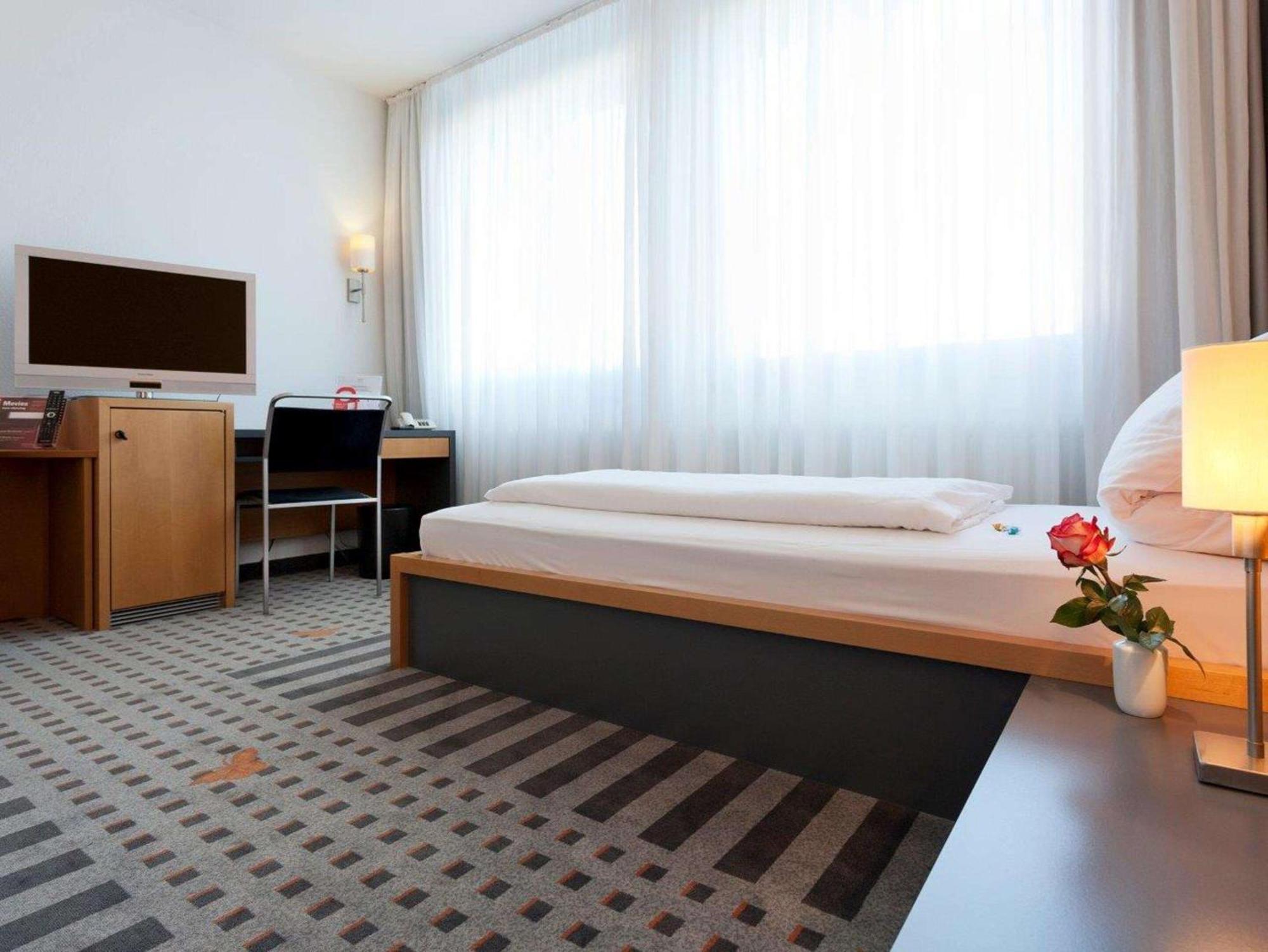 Best Western Hotel Am Europaplatz Koenigsbrunn Exterior photo